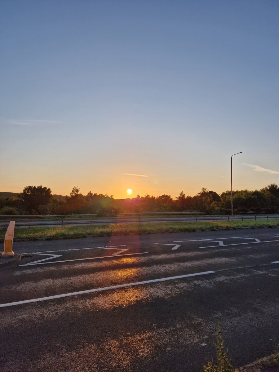 MrSi79's tweet photo. One reason to get up early #sunrise #urbanphotography https://t.co/ZRZr3Siz0X