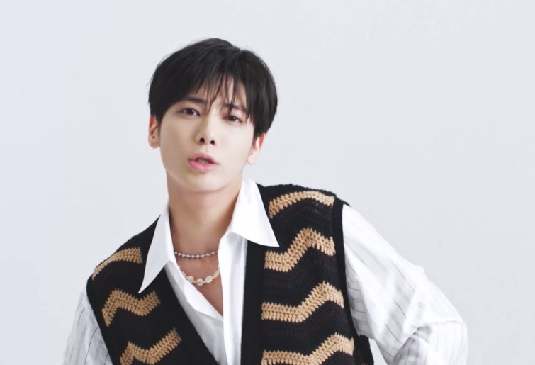 cutecatsquirrel's tweet photo. do it like taehyun 👯‍♀️ https://t.co/RuRSEuyrmn