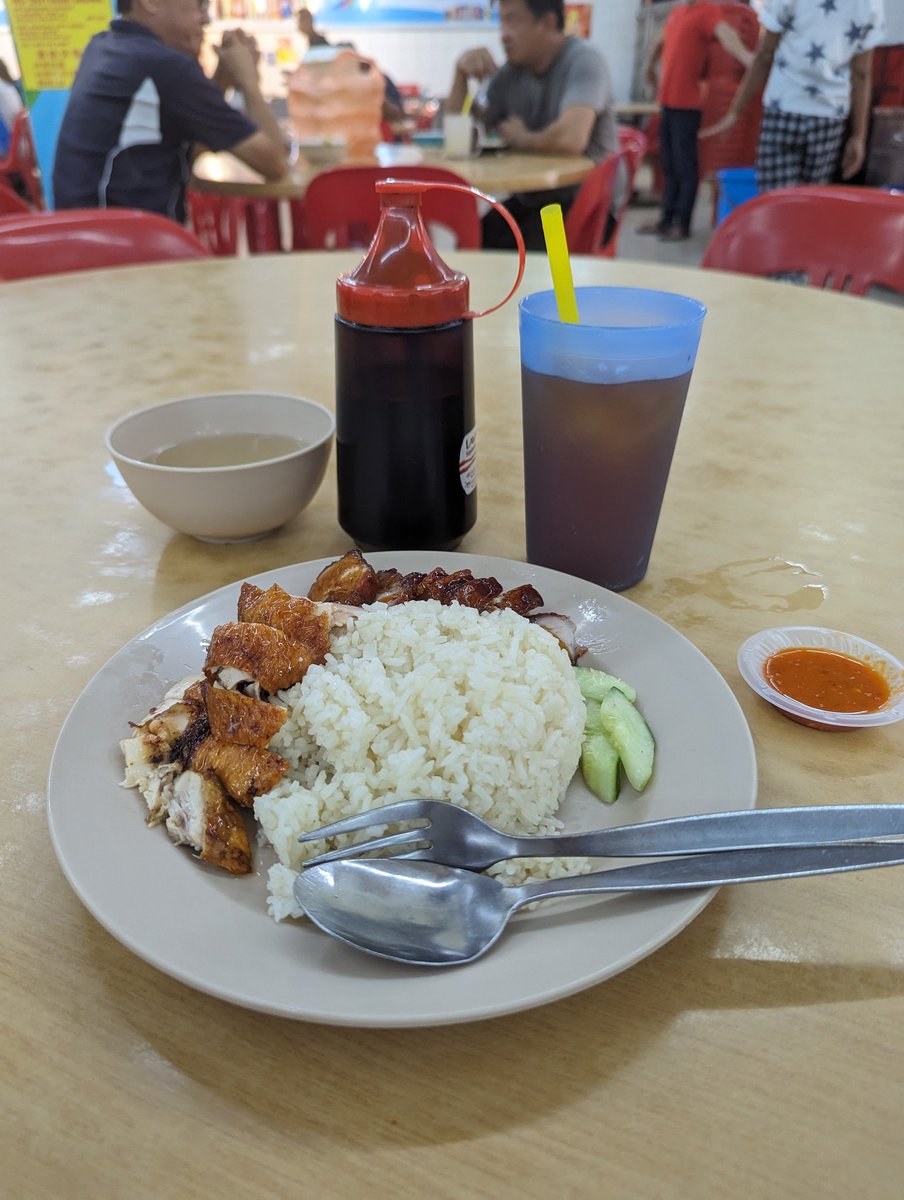 sector1974's tweet photo. 今日の昼食。
Singaporeで食べたチキンライスよりマレーシアの方が好きな自分😆
値段も気にせずオーダーできます🤣🤣 https://t.co/NQmsjxpG0l