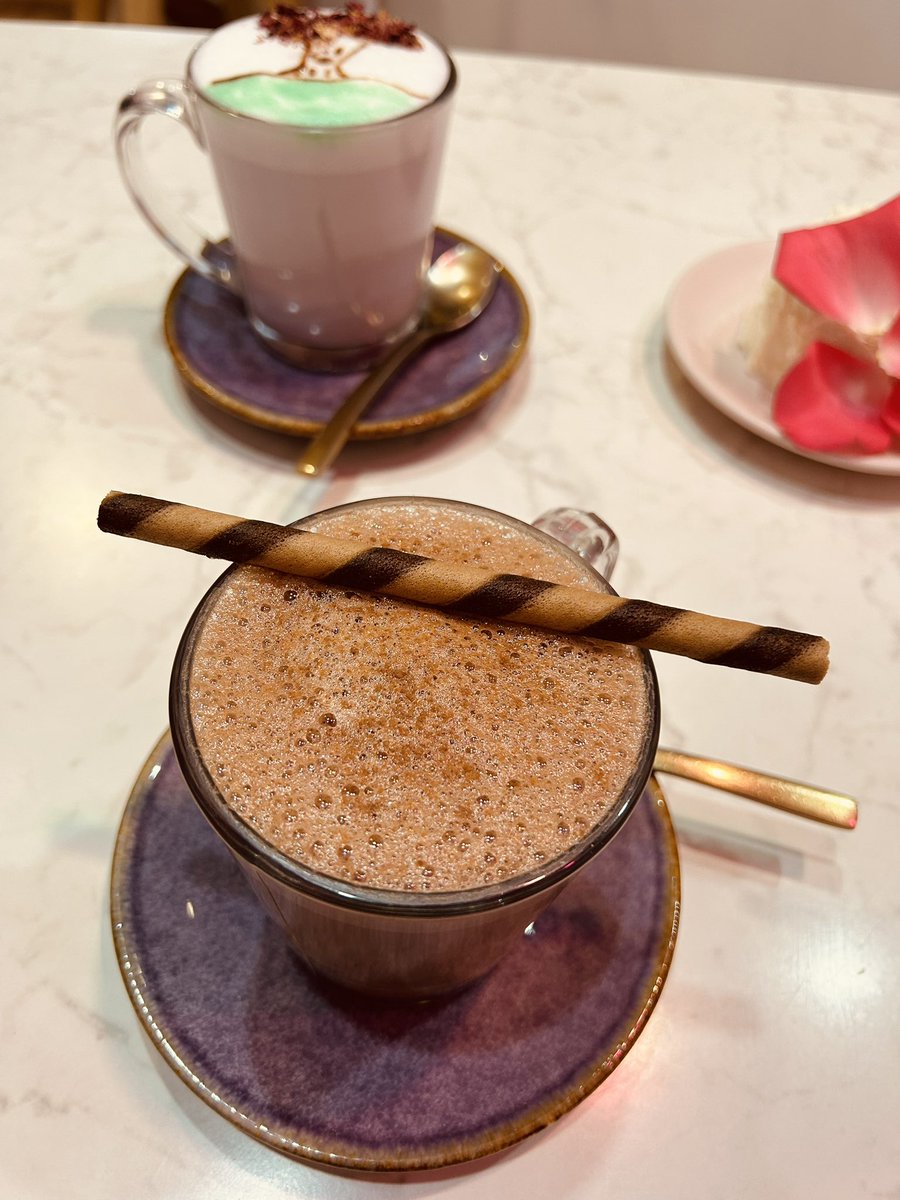 ilyreq's tweet image. #lorainecafé ☕️