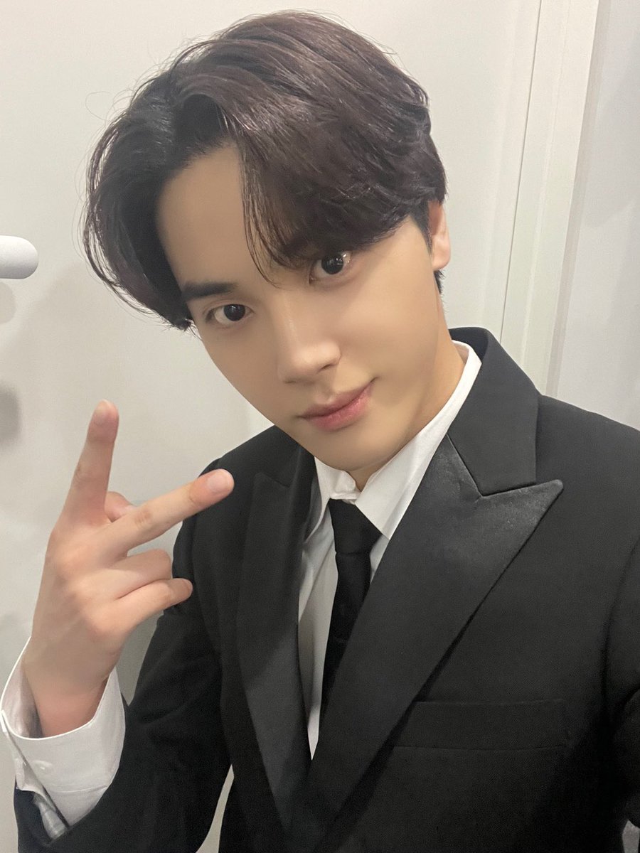 joehaknyeon's tweet photo. It was truly an honour for all of us. And we all wore a tuxedo making everyone shines even more, in a different way. Had to snap a few pictures for The Bs, and not missing to share a look from Hyunjae hyung too. 🖤 https://t.co/SFNTwCHliU
