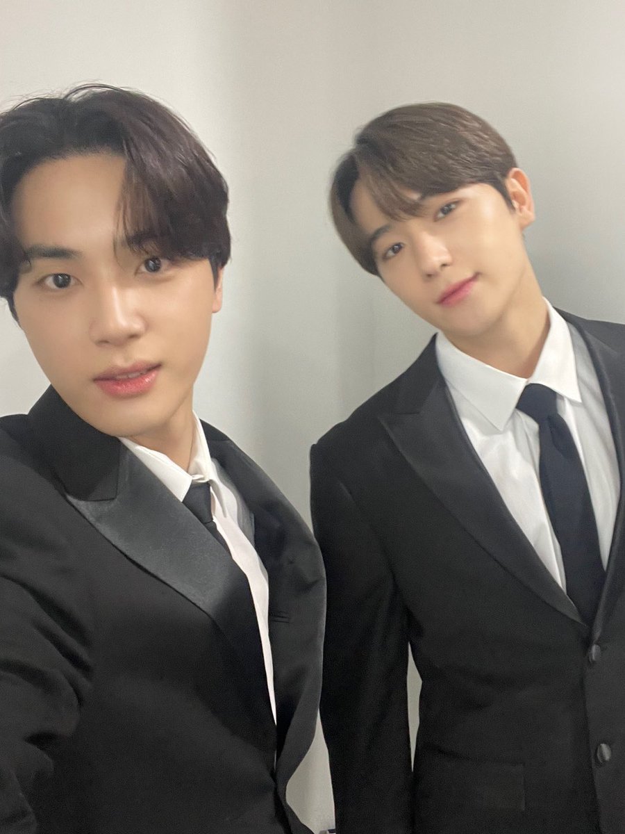 joehaknyeon's tweet photo. It was truly an honour for all of us. And we all wore a tuxedo making everyone shines even more, in a different way. Had to snap a few pictures for The Bs, and not missing to share a look from Hyunjae hyung too. 🖤 https://t.co/SFNTwCHliU
