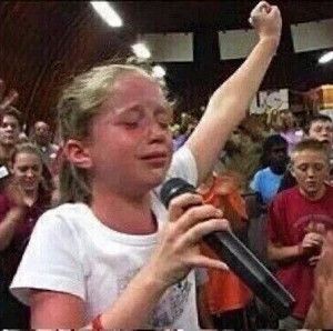 xananaxw's tweet photo. WHEN EMMA FALLS IN LOVE SHE CALLS UP HER MOM JOKES ABOUT HOW THIS ONE CAN GO WRONG SHE WAITS AND TAKES HER TIME CAUSE LITTLE MISS SUNSHINE ALWAYS THINKS IT'S GONNA RAIN WHEN EMMA FALLS IN LOVE I KNOW THAT BOYWILL NEVER BE THE SAME https://t.co/XzoUK9Iz4I