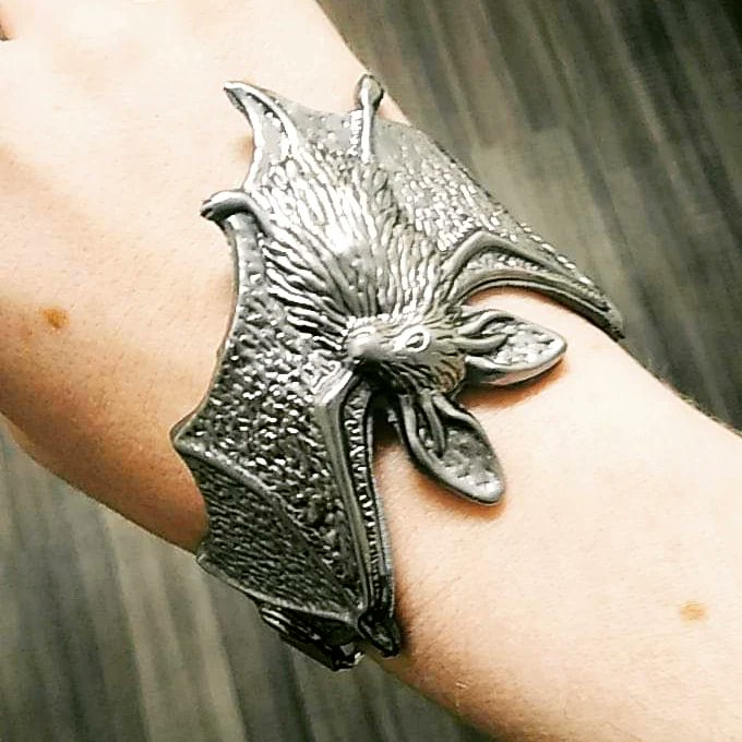 vermilion_demon's tweet photo. I just adore silver jewelry, both pieces were bought from #modebrutale 🤍

#goth #gothic #gothgirl #gothaesthetic #gothfashion #gothstyle #gothmakeup #gothsofinstagram #vampiregoth #romanticgoth #alternative #altfashion https://t.co/iWwlhJHy0x