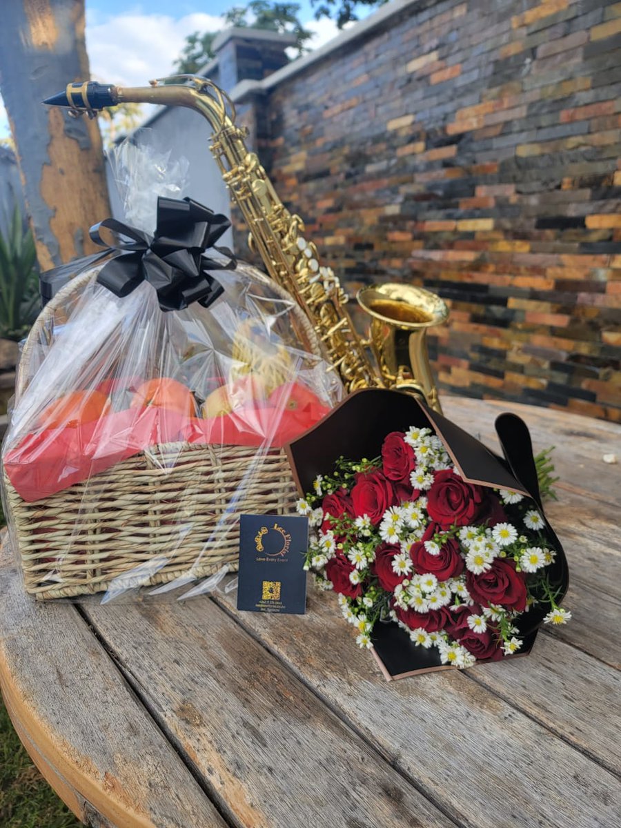 LeeFlorist2's tweet photo. Let them experience magic with a flower and saxophone delivery ! The saxophonist will play a song of your choice and deliver your chosen bouquet from our catalogue ❤️💐
🎷: @BigStar_Nash 
💐: @leeflorist https://t.co/RJioT0UIpE