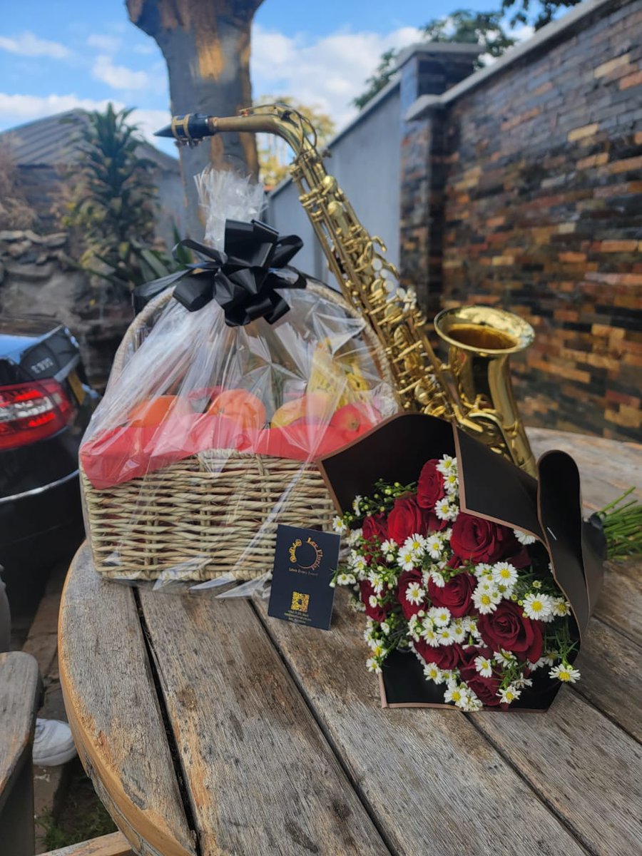 LeeFlorist2's tweet photo. Let them experience magic with a flower and saxophone delivery ! The saxophonist will play a song of your choice and deliver your chosen bouquet from our catalogue ❤️💐
🎷: @BigStar_Nash 
💐: @leeflorist https://t.co/RJioT0UIpE