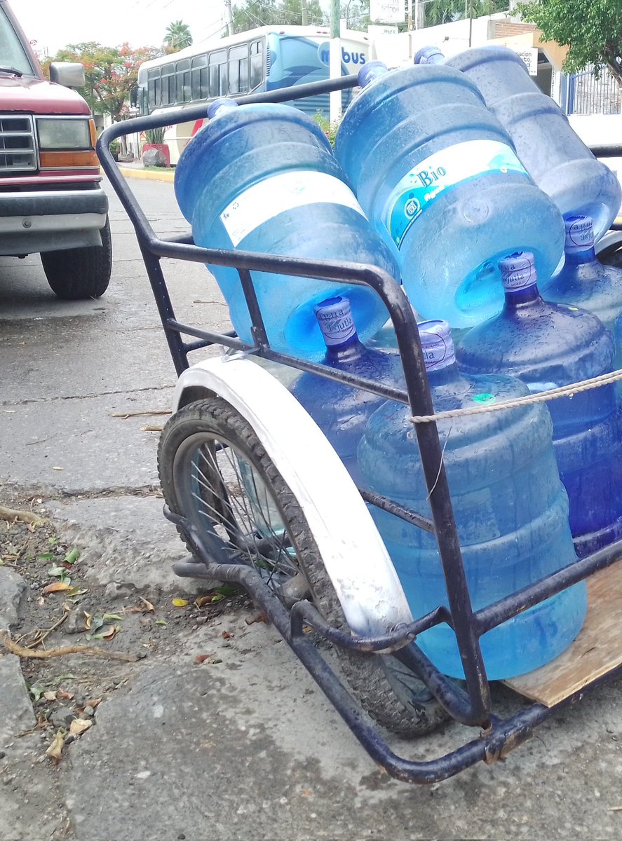 GBC_MX's tweet photo. ¡Un triciclo atrofiado al caer en un #BacheMaldito en #Jojutla #Morelos! 😵‍💫 Sucedió hoy #Jueves en bulevar #LázaroCárdenas esquina #Allende en la colonia #Centro 🥴 Por fortuna no hubo lesionados 🥲🫢🫤 #EsMiReporteJoaquín @PisayCorreTV @diariobasta @AlExtremo @DIFICILDCREER https://t.co/onOIaFcuVB