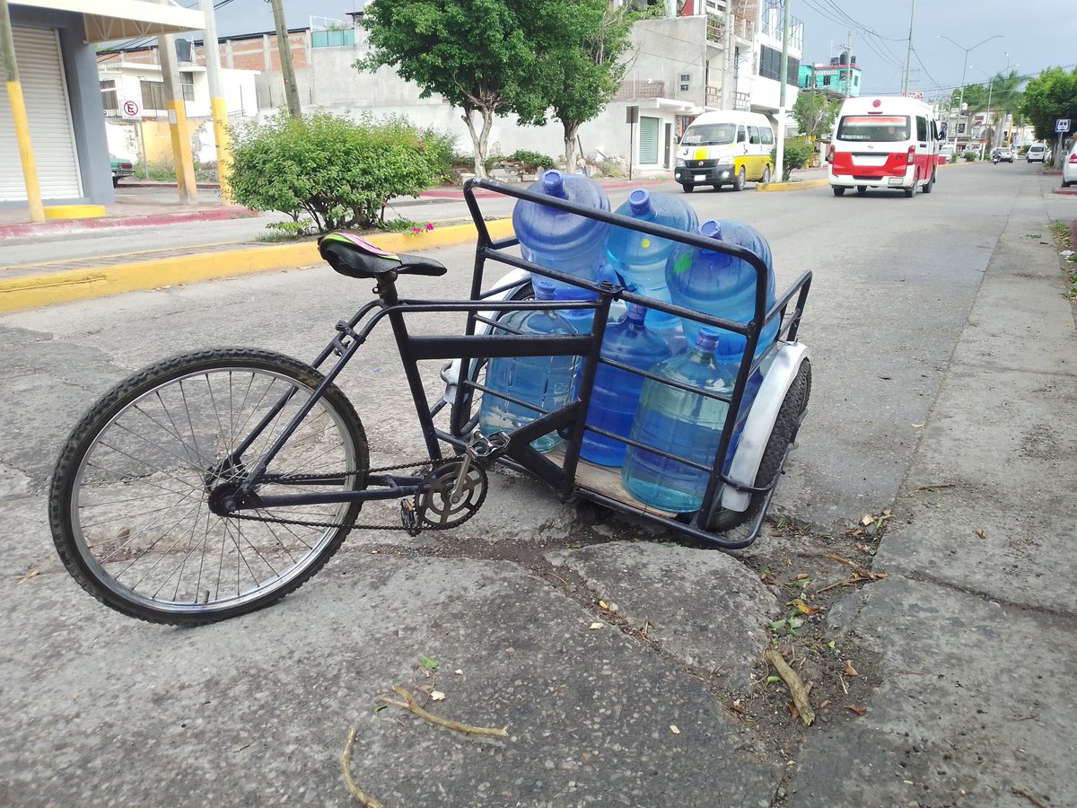 GBC_MX's tweet photo. ¡Un triciclo atrofiado al caer en un #BacheMaldito en #Jojutla #Morelos! 😵‍💫 Sucedió hoy #Jueves en bulevar #LázaroCárdenas esquina #Allende en la colonia #Centro 🥴 Por fortuna no hubo lesionados 🥲🫢🫤 #EsMiReporteJoaquín @PisayCorreTV @diariobasta @AlExtremo @DIFICILDCREER https://t.co/onOIaFcuVB