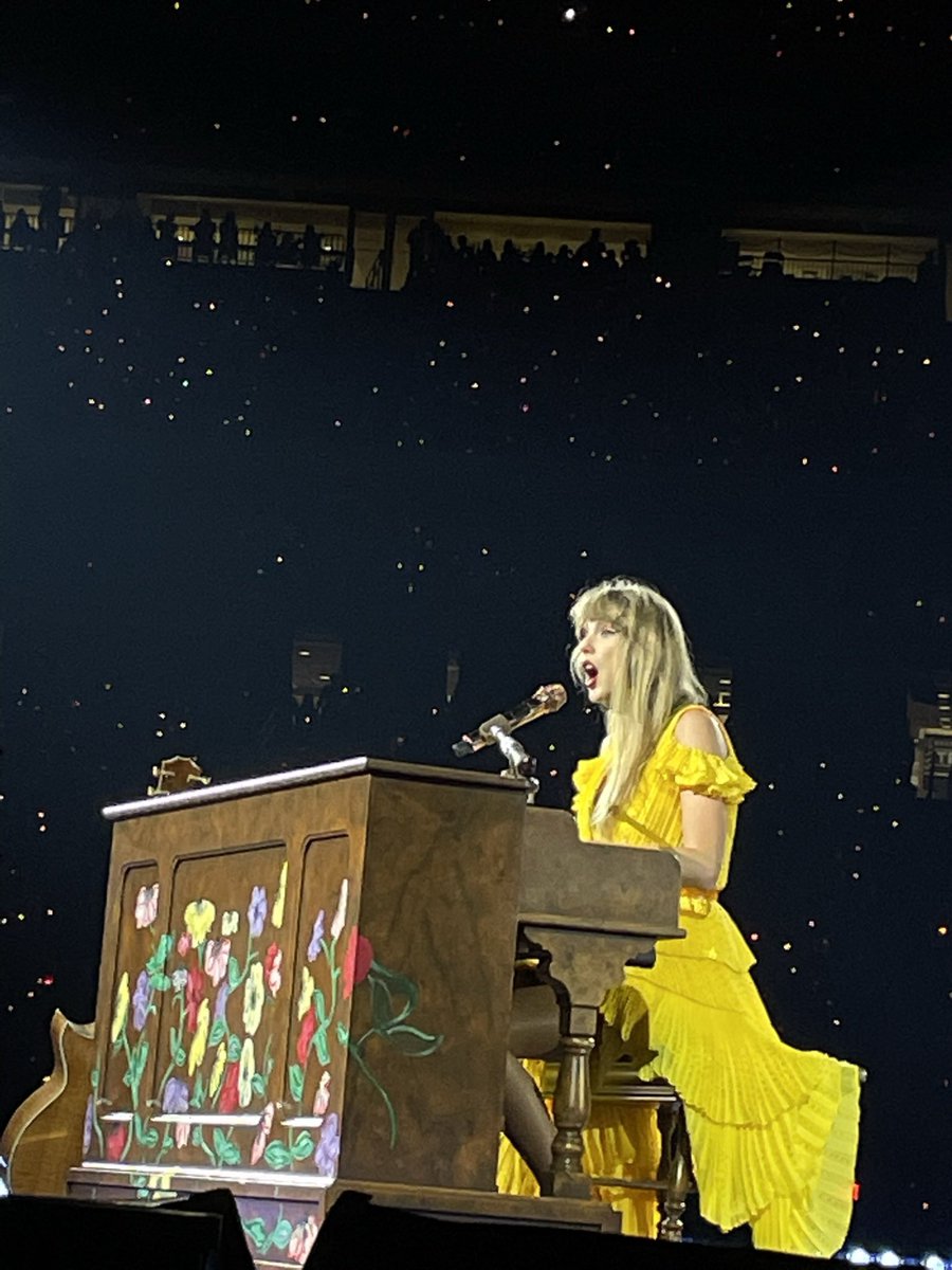 Fumeng33's tweet photo. I want to give the 19 years old Tay Tay the tightest hug 😭#SpeakNowTaylorsVersion https://t.co/NVM73FmkwV
