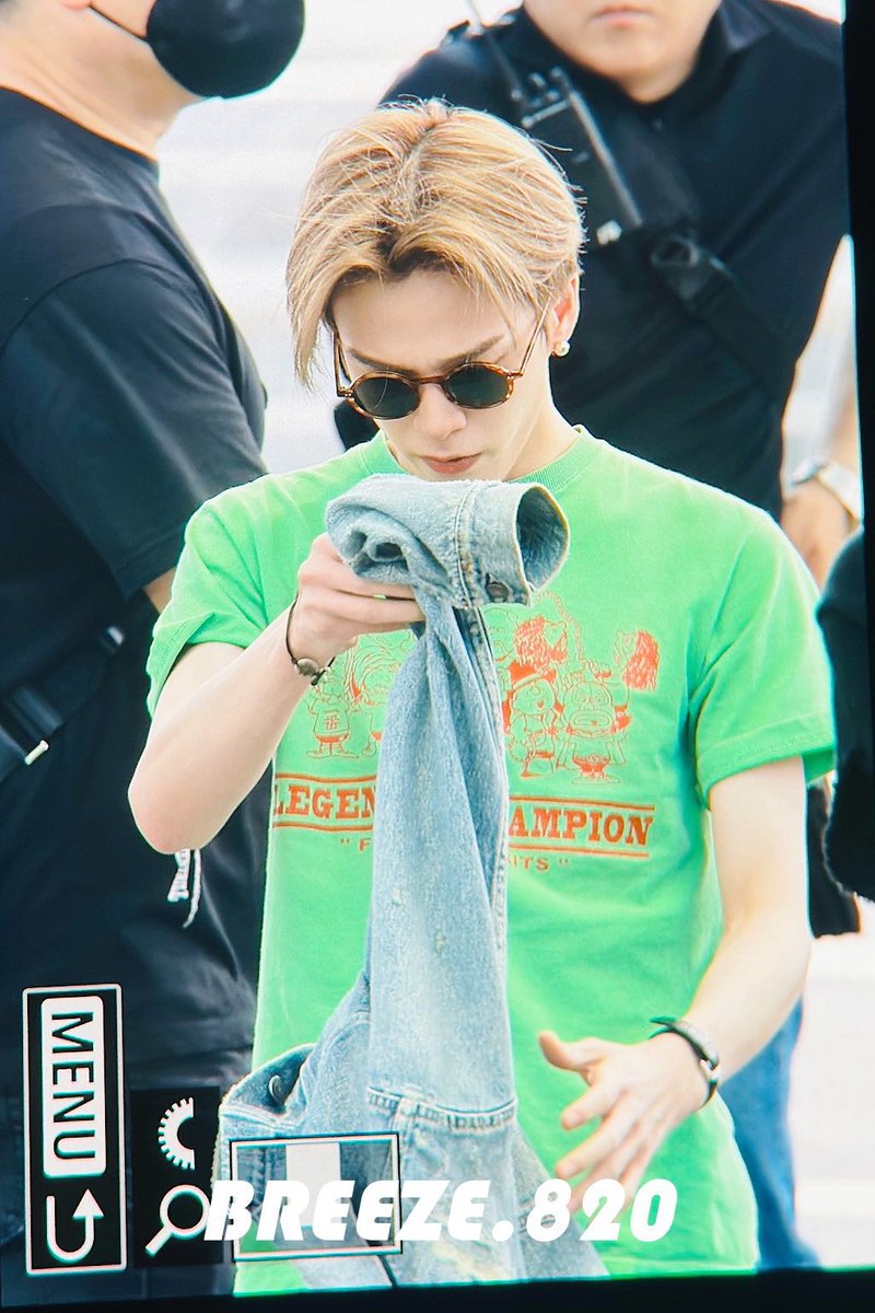 BeastCrypto_678's tweet photo. are we seeing this?!! he’s too hot !!

#ASAHI #아사히 #TREASURE #트레저 https://t.co/2VVGVDbeTv
