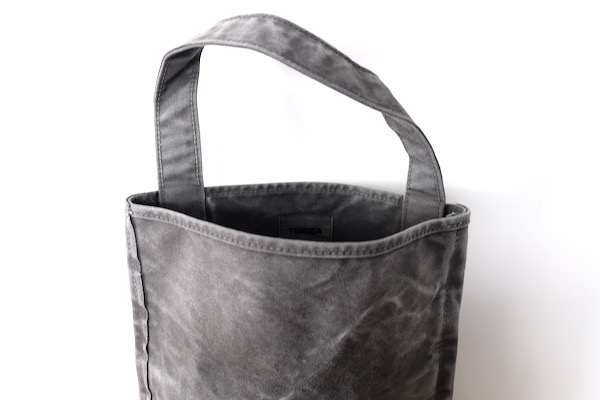 LifeClassico's tweet image. TEMBEAの染めシリーズ 〜 春らしい色合いのご紹介からまたメチャ渋！に戻りました。水墨画のような趣。カッコ良すぎでしょ〜。
#TEMBEA　#テンベア

TEMBEA　Baguette Tote　¥19.800（￥18.000） 
Color : Sumi　Size : W34cm × H36cm × D14cm　
Cotton 100%　Made in Japan.

classico-life.jugem.jp/?eid=4930