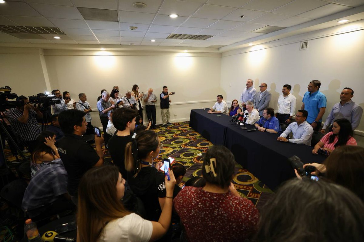 Gracias a mis compañeras y compañeros Diputados Federales y Locales y a la dirigencia por su acompañamiento a la rueda de prensa. 

En <a href="/AccionNacional/">Acción Nacional</a> estamos más fuertes y unidos que nunca.