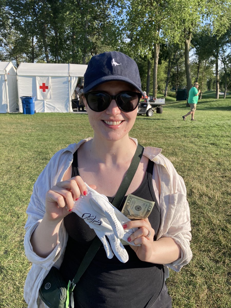 charliewalker22's tweet photo. Big shoutout to @David_Lipsky whose drive hit my wife on the shoulder at the @JDCLASSIC but more than made up for it with a signed glove and $20 “beer money”! Nice guy 👌 https://t.co/LUityMEkjj