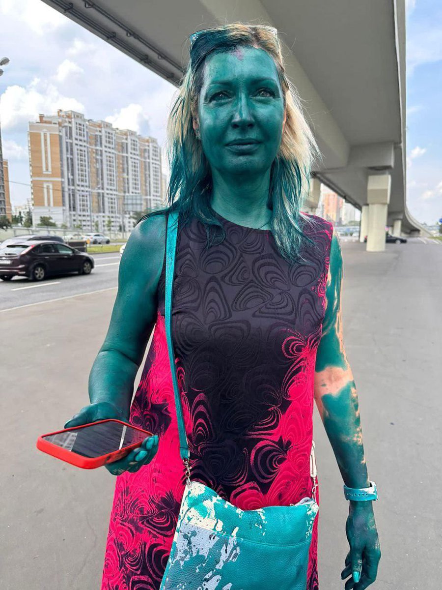 pussyrrriot's tweet image. In Moscow, unidentified people poured green chemical liquid on lawyer Elena Ponomareva, her retina is damaged.

Putin and his supporters aggressively enable violence and it's penetrating every corner of society.