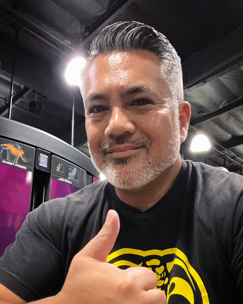 AaronNabus's tweet photo. I had to make one of the hardest decisions in my life tonight.
Either meet up with the homies for some salt and pepper chicken wings or go #workout.
With #ComicCon #SDCC just around the corner…I had to stay strong!
#ComicConFit #GoMoveToday #GeekFitness #NeverTryNeverFly https://t.co/fJaDPTJEo5