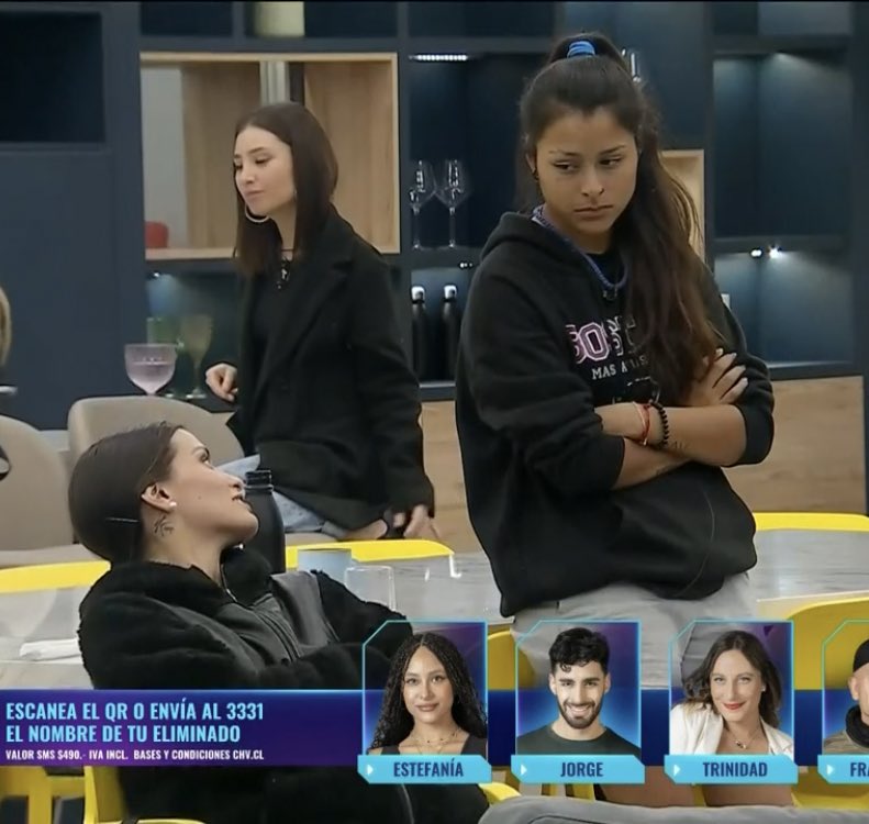 la vivi mirando de esa manera a la coni mientras la maite esta atras, esto es cine🚬
#GranHermanoCHV