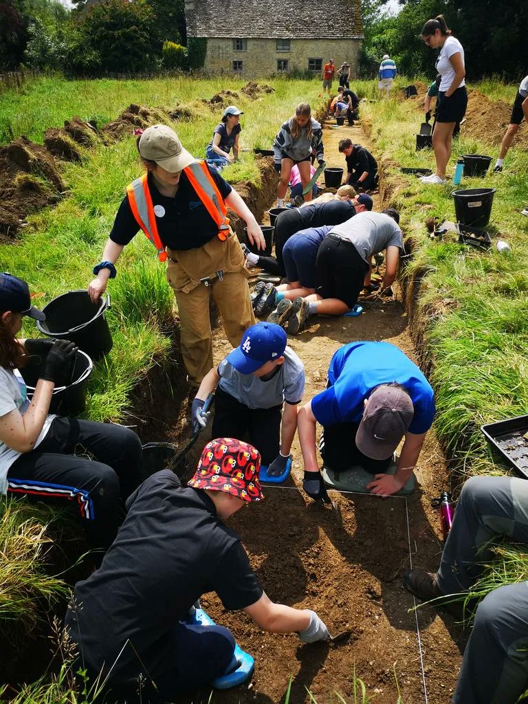 CotswoldArch's tweet photo. The #KelmscottDig team have had a great couple of weeks uncovering an extension to the #medieval village around @KelmscottManor, including ditches, frogs (!) and the remains of outbuildings they identified in their desk-based research...
#Oxfordshire #Archaeology @socantiquaries https://t.co/AuiMzekrFg