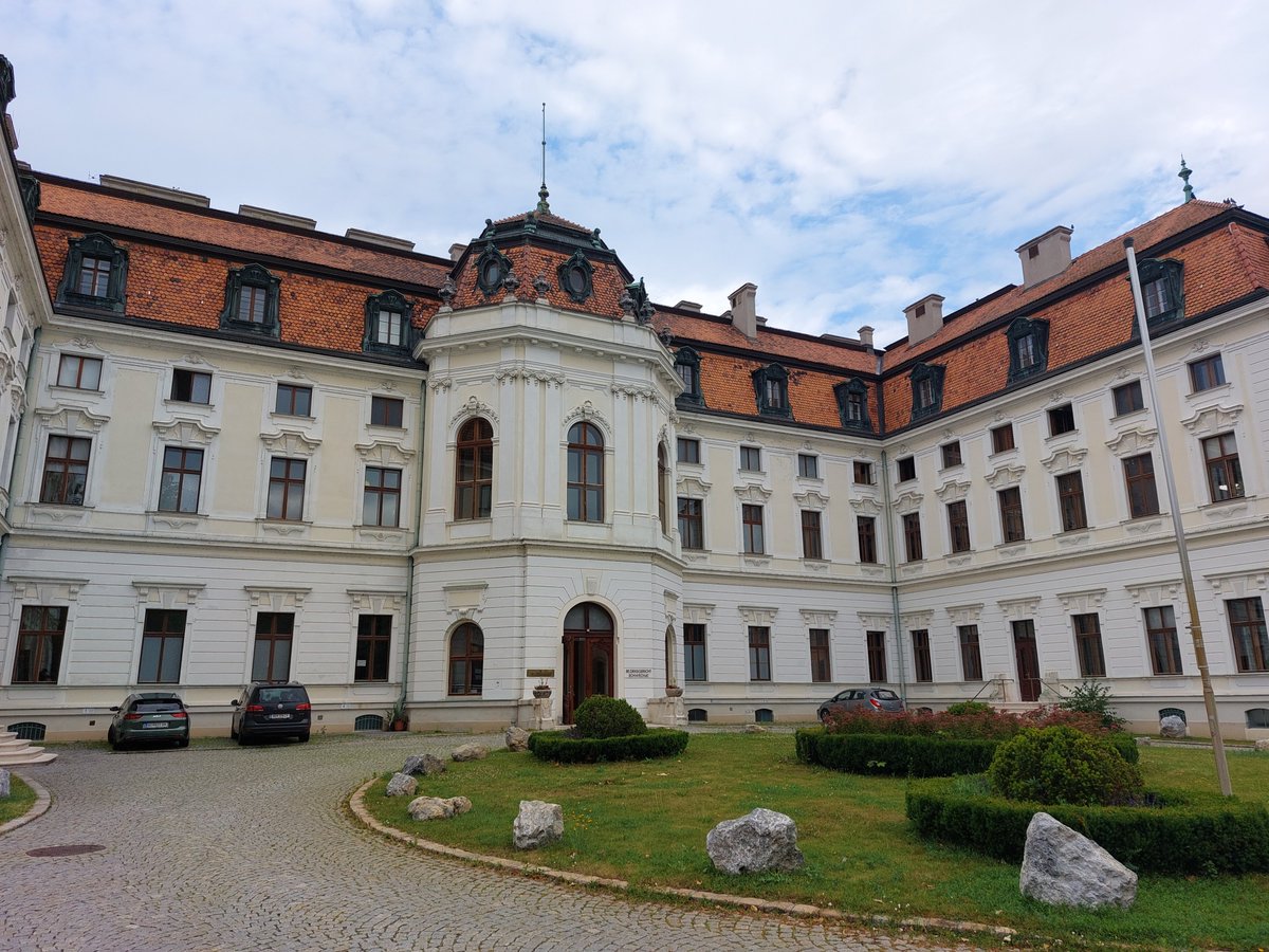 UlrikeTanzer2's tweet photo. @gebirgsziege Guten Morgen! Hier: Tag 2 ging gut zu Ende, nach dem wissenschaftlichen Programm ein Essen mit dem Schauspielensemble #Schwechat und heute Exkursion. #ING23 https://t.co/f8YzIlUb4a