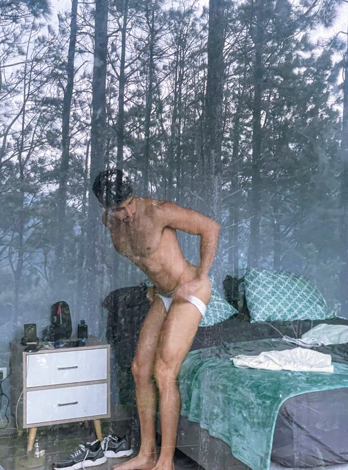 Ready to play with me ? 😈 https://t.co/Buop8aK4io