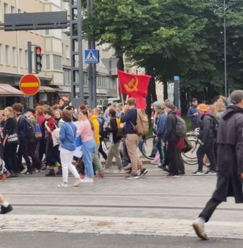 Kyllä vituttaa nähdä toi lippu kun kommunistit murhasivat melkein koko suvun, ja kun just nyt venäläiset tankit rullaa ympäri Ukrainaa näiden lippujen kanssa. Joo mä tiiän että noi on harmittomia urpoja, mutta silti.