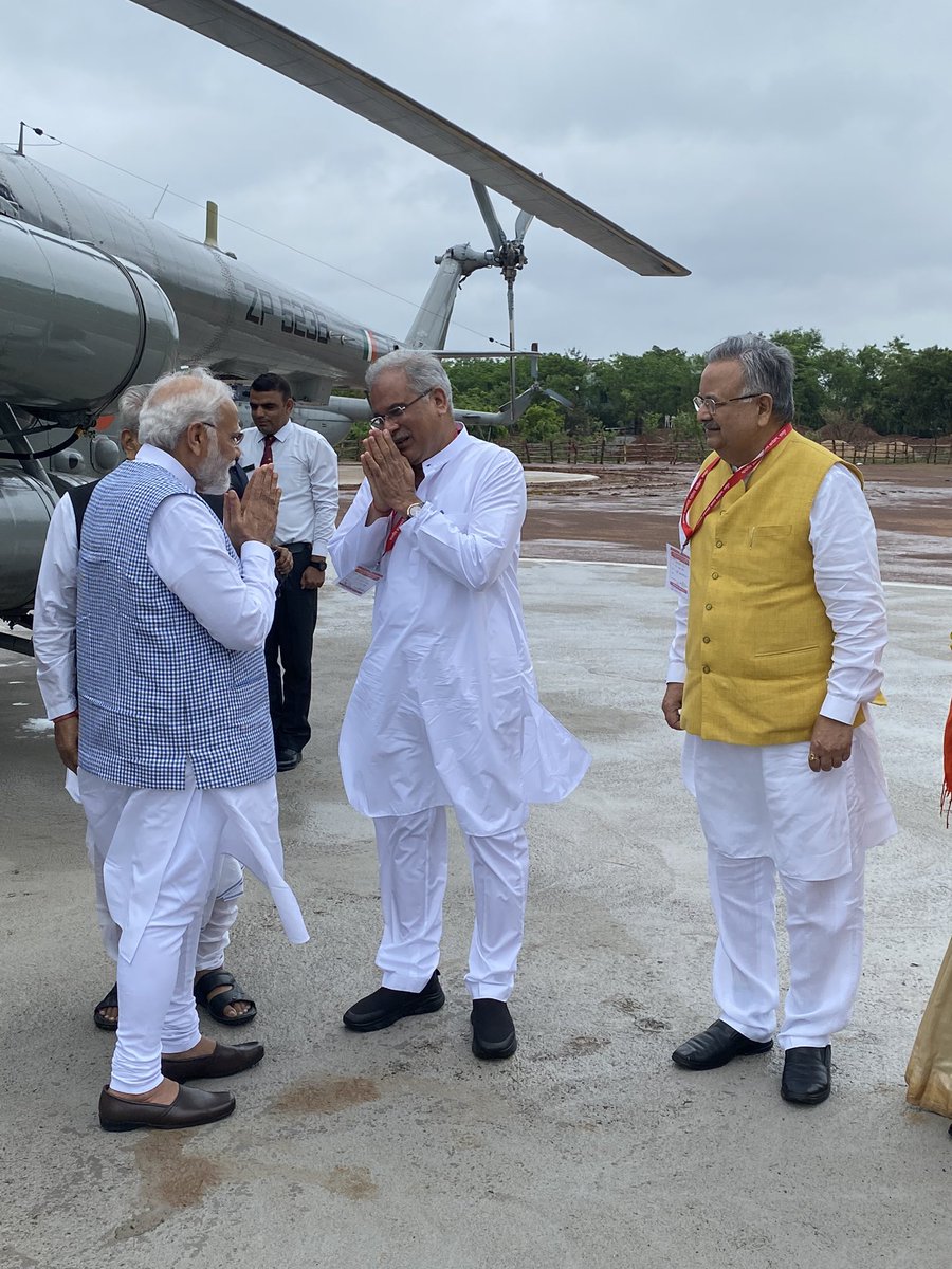 PMOIndia's tweet photo. In Raipur, PM @narendramodi was welcomed by Governor Shri Biswabhusan Harichandan, CM Shri @bhupeshbaghel, former CM @drramansingh and other dignitaries. https://t.co/TvIY2sdrS1