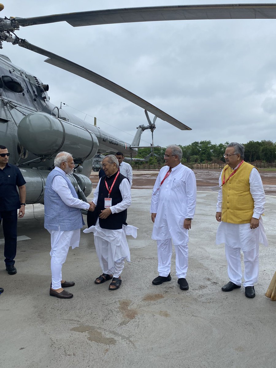 PMOIndia's tweet photo. In Raipur, PM @narendramodi was welcomed by Governor Shri Biswabhusan Harichandan, CM Shri @bhupeshbaghel, former CM @drramansingh and other dignitaries. https://t.co/TvIY2sdrS1