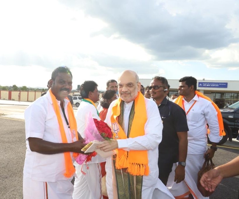 BjpRanipet's tweet photo. நமது பாரதிய நாட்டு உள்துறை அமைச்சர் திரு அமித்ஷா ஜி அவர்கள் வேலூர் பொதுக்கூட்டம் முடிந்த பின் நமது ராணிப்பேட்டை மாவட்ட தலைவர் திரு @VijayanC1970 ஜி அவர்கள் வேலூர் விமான நிலையத்தில் வழி அனுப்பிய தருணம் @narendramodi @AmitShah @annamalai_k @karthiyayiny7  @Bjp4vellore2022 https://t.co/nk4DjGSTSG