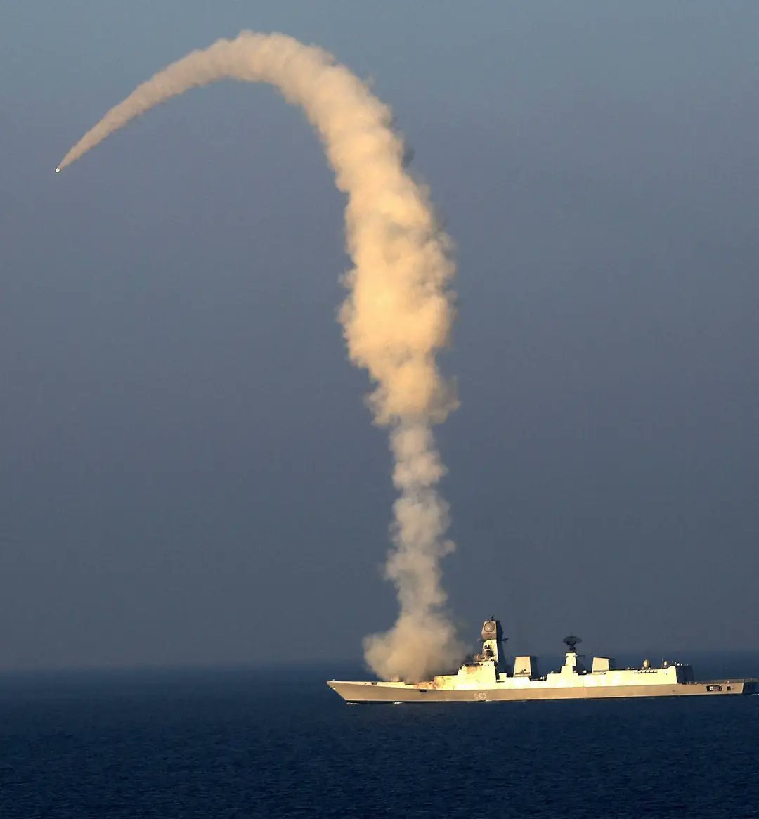PRO_Vizag's tweet photo. Fire Power - a guided Missile hit on a Target
#FiringFriday #CombatNavy
#StrongNavyStrongNation https://t.co/LdkIEGyYz3
