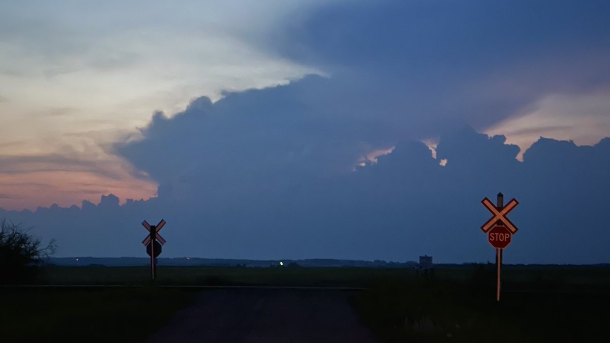 RyanVoutilainen's tweet photo. #Cumulonimbus over #Wetaskawin #AB as seen from #ABhwy21 near #Bashaw - lightning occasionally observed. Love how light it is!
#ShareYourWeather #ABstorm #LacombeCounty https://t.co/1ZUkrjXJug
