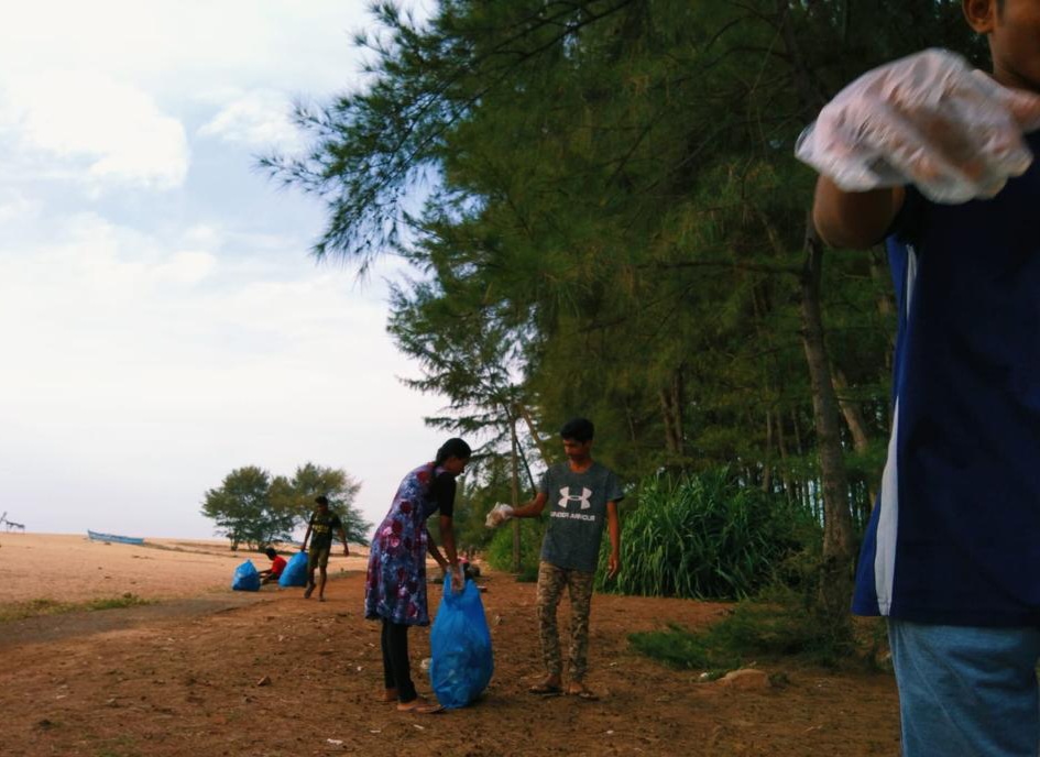 BiomeOcean's tweet photo. ♻ Catholic Youth Association(CYA) joined the Plastic Free Poya movement and cleaned the Kallady beach on the 3rd of July 2023 from 06.30 am to 08.00 am.
#beachcleanup #PFP #recycle #climatechange https://t.co/5tDlPgOXJ1