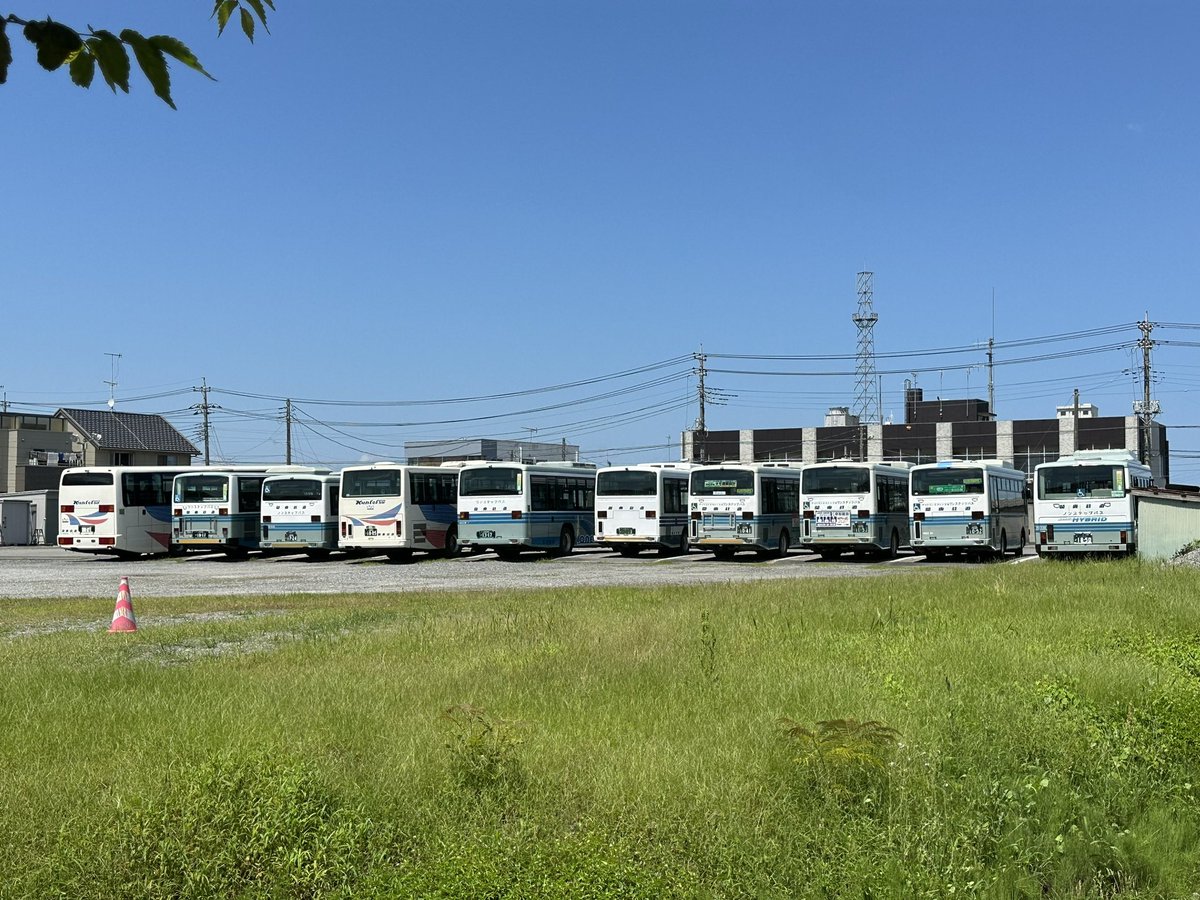 関東鉄道バス 江戸崎車庫 7/2(日)13時過ぎの様子、セブン側より 9513ED