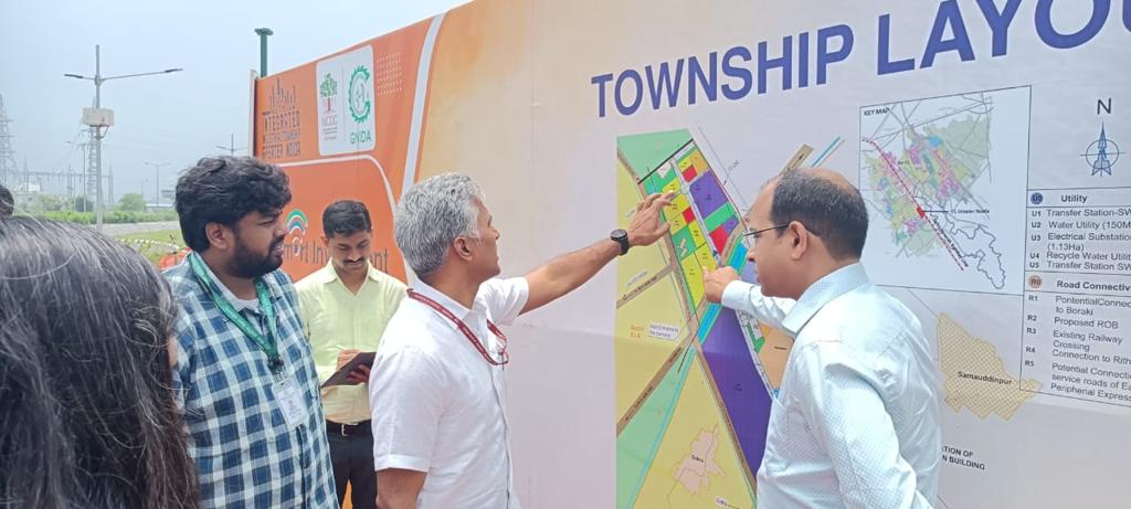 OfficialGNIDA's tweet photo. Sh. Balamurugan D, JS @DPIITGoI examined the progress of various development works at @iitgnl. Overgoing his field visit, he stroked across @IndiaHaier &amp; other industrial establishments; he instructed officials to accelerate the land allotment to entrepreneurs. https://t.co/q71iYilOjL