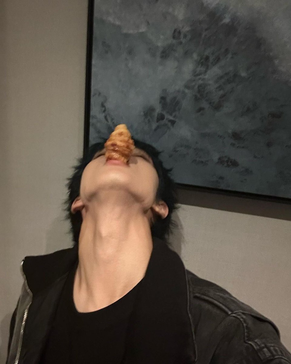 graduated from kim doyoung's school of instagram major in bf pics 🫵🏻😐