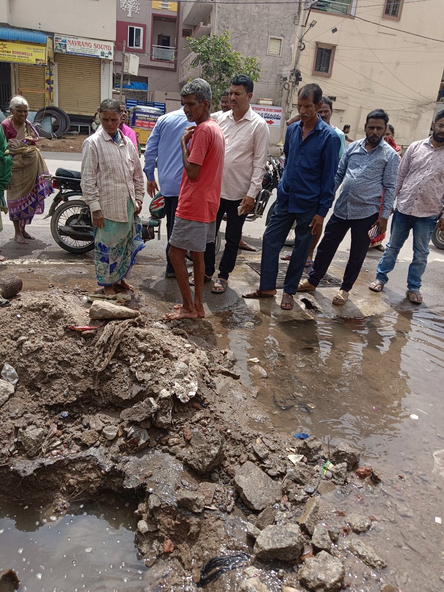 Ram05264947's tweet photo. @HMWSSBOnline @KTRBRS @AkbarOwaisi_MIM
Due to the negligence of the waterworks , we are not receiving water supply from one week in the locality of kandikal gate ,kishan singh hospital .please take the action ASAP https://t.co/3cbNqpXXHP