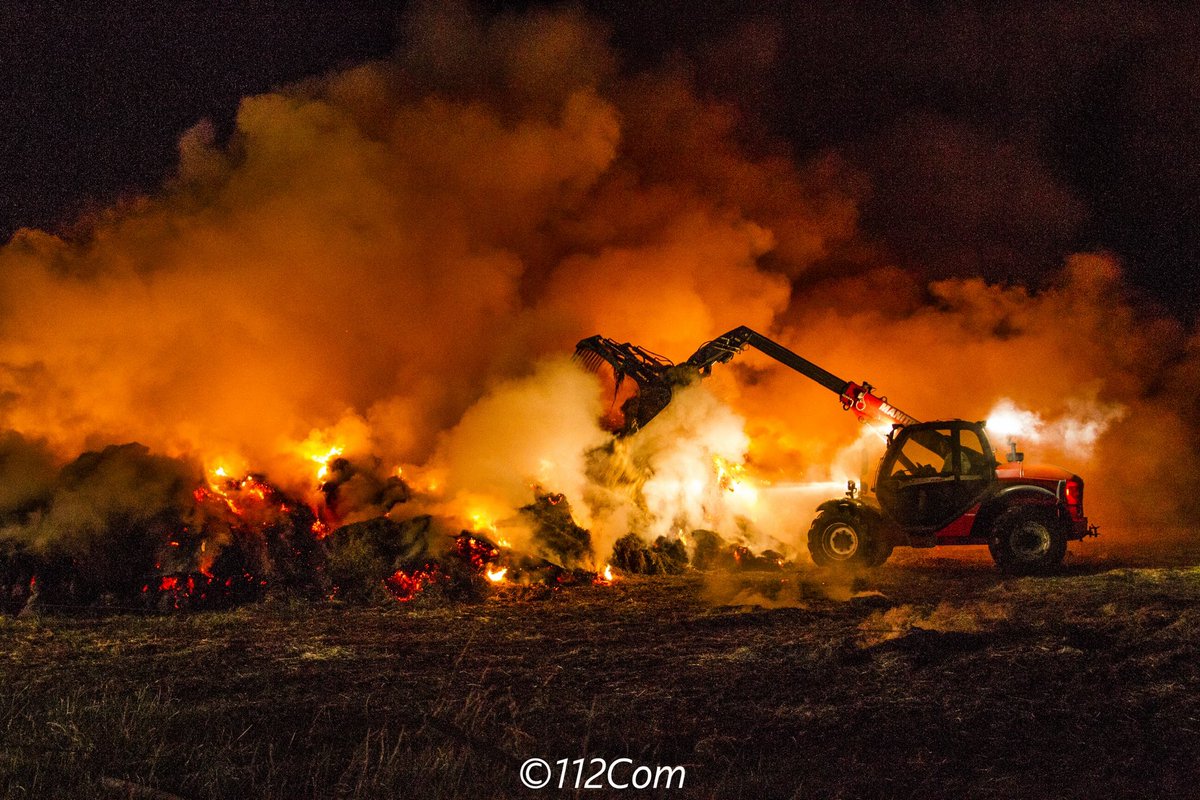 112ComBE's tweet photo. Un important incendie a détruit une grange de foin à #Chievres dans la nuit mercredi à jeudi. #112Com #pompiers #incendie https://t.co/BVrV6D4qBj