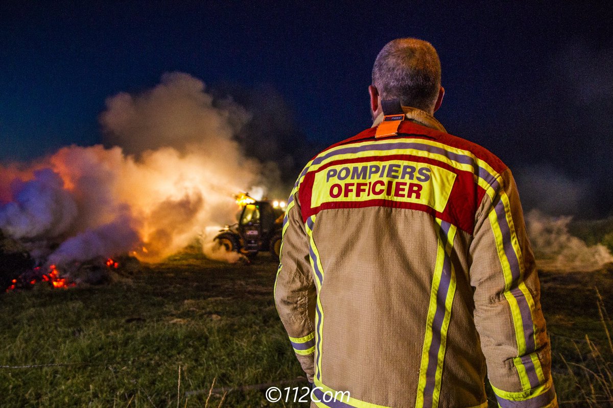 112ComBE's tweet photo. Un important incendie a détruit une grange de foin à #Chievres dans la nuit mercredi à jeudi. #112Com #pompiers #incendie https://t.co/BVrV6D4qBj
