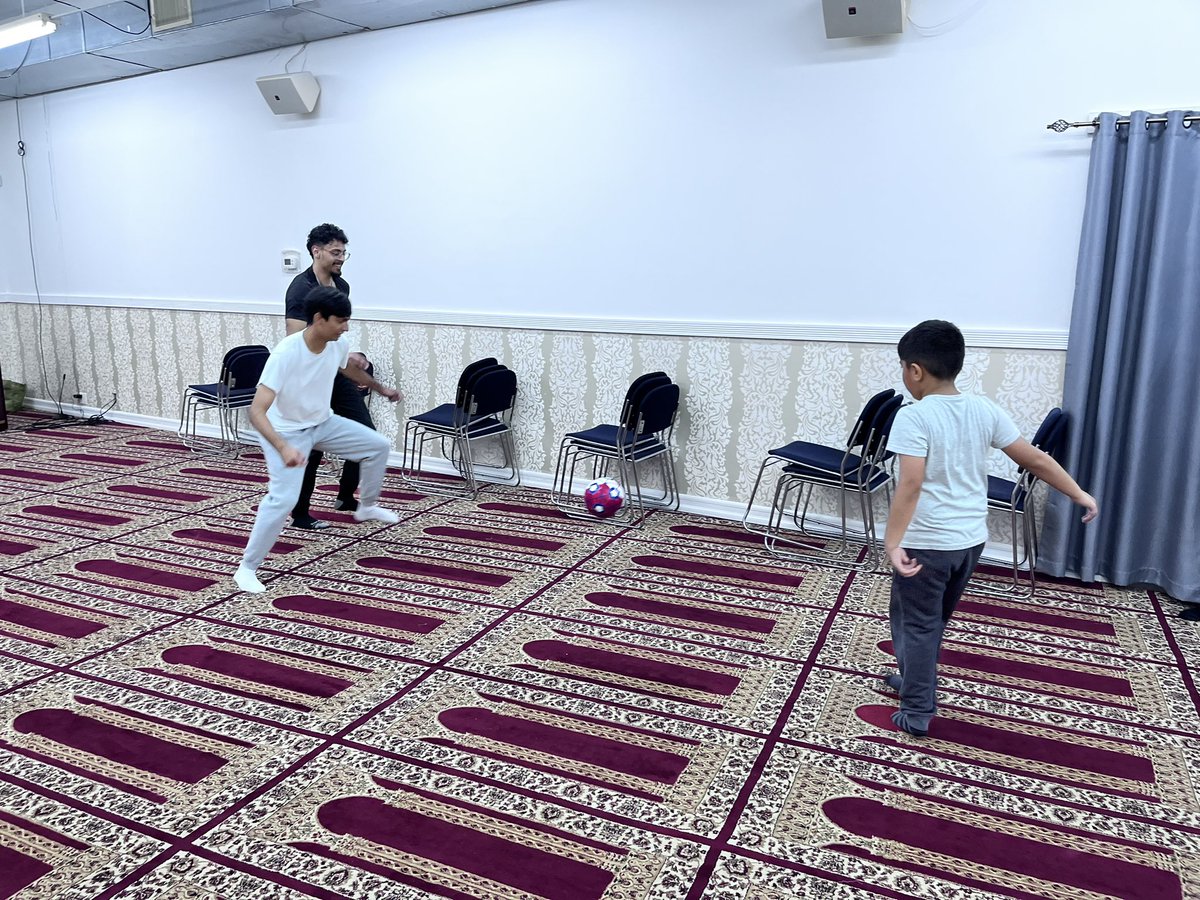 MKA_Brooklyn's tweet photo. Today, our #MuslimYouth came together to discuss how worldly matters can affect the mindset of individuals at school and work, fostering understanding amongst each other. 
After prayer, they played soccer and ping pong, then treating themselves to ice cream. 
#SalatNBrotherhood https://t.co/A2D4CmWVZ5