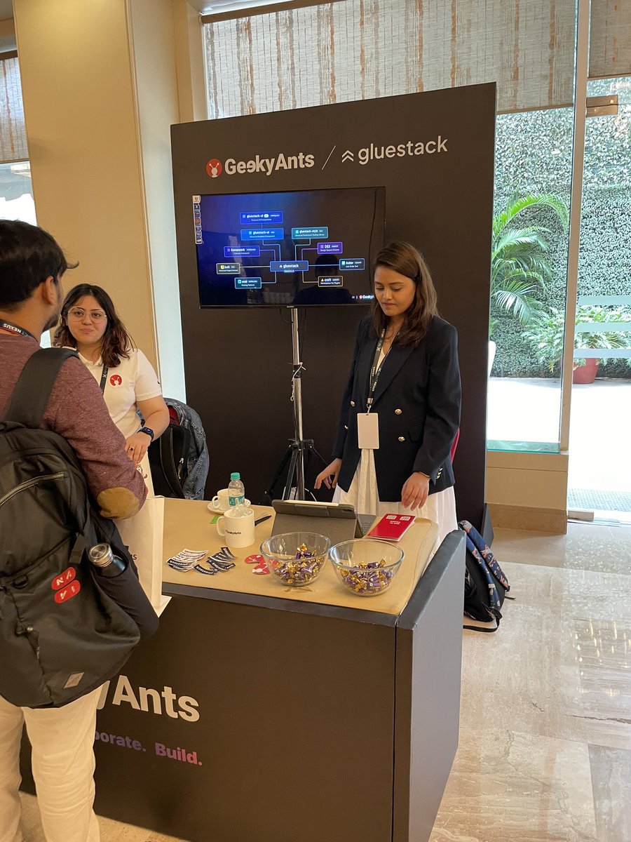 iponikar's tweet image. Don’t forget to checkout @geekyants booth.  👋

#ReactNexus
