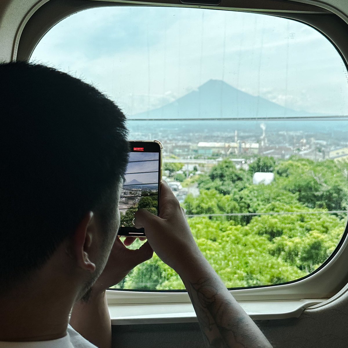 Masataka_Taira's tweet photo. DAY11
先週の火曜日からずっと続いたキャンプもようやく一段落で、朝から東京へ新幹線移動🚅
ライアンが見たいと言っていた富士山もラッキーなことに夏仕様のマウントフジがくっきりお目見え🗻
横浜に寄って @t_b_n_japan でダブチをお見舞いして羽田空港に送り届けました(笑)
大事なこと言います。
次回、3月にライアンの日本のツアーをちゃんとやろうと思います🔥
福岡、関西、東京の3エリアで考えていくのでご一緒に手伝って頂けそうな方がいたらよろしくお願いします🙇🏻♂️
それにしても今回はライアンと久しぶりに色んな話が出来てめちゃくちゃ良かった。
色んな後片付け大変だけど、頑張ろう(笑)
#2HB × #SHOEHURRY
#シューハリー