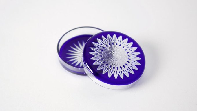 cementblue's tweet photo. 墨田の江戸切子職人と作ったガラスのシャーレ。酒器関係が多い工芸なのですが、今までになかった 1つの商品で2つの切子模様が楽しめる企画ができないかなと考えたシャーレ。豆皿が2つ分。お皿としてもアクセの収納としても。 #江戸切子 https://t.co/GbvZoUeTEr https://t.co/BfudgyxT0A