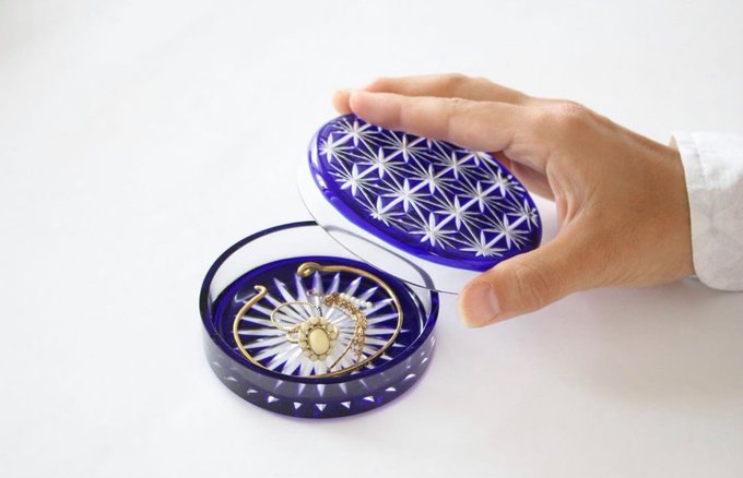 cementblue's tweet photo. 墨田の江戸切子職人と作ったガラスのシャーレ。酒器関係が多い工芸なのですが、今までになかった 1つの商品で2つの切子模様が楽しめる企画ができないかなと考えたシャーレ。豆皿が2つ分。お皿としてもアクセの収納としても。 #江戸切子 https://t.co/GbvZoUeTEr https://t.co/BfudgyxT0A