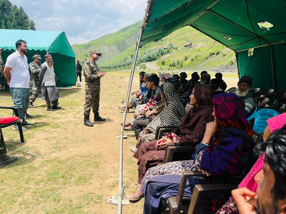 ChinarcorpsIA's tweet photo. #ChinarCorps organised a day long interaction including a medical checkup for #Citizens of remote areas around Badogam, #Gurez.
#IndianArmy has always connected and forged a bond of trust & brotherhood with citizens of #Kashmir.

#wecare  
@adgpi 
@NorthernComd_IA 
@OfficeOfLGJandK