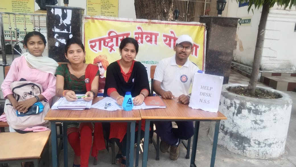 nssdmvrjn's tweet image. शा.दिग्विजय महावि. #राजनांदगांव (छ.ग) में प्रवेश प्रारंभ होते ही #NssVolunteers द्वारा नव प्रवेशित छात्र-छात्राओं एवं उनके अभिभावकों के सहायता हेतु #Help_Desk की व्यवस्था प्रारंभ की गई है।
जो 25 जून 2023 से निरंतर चल रहा है।
#NSS_India
#nssdmvrjn
@_NSSIndia 
@NSSRDBhopal