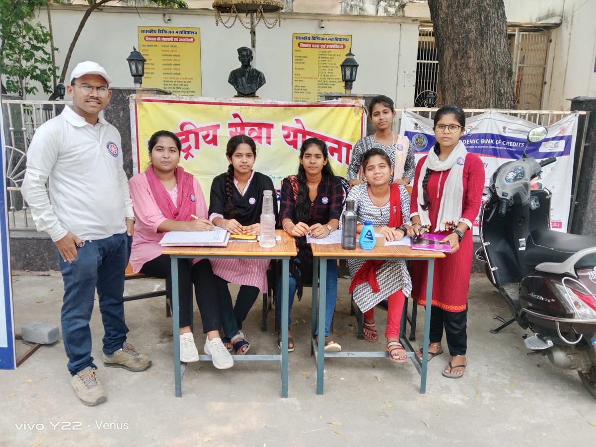 nssdmvrjn's tweet image. शा.दिग्विजय महावि. #राजनांदगांव (छ.ग) में प्रवेश प्रारंभ होते ही #NssVolunteers द्वारा नव प्रवेशित छात्र-छात्राओं एवं उनके अभिभावकों के सहायता हेतु #Help_Desk की व्यवस्था प्रारंभ की गई है।
जो 25 जून 2023 से निरंतर चल रहा है।
#NSS_India
#nssdmvrjn
@_NSSIndia 
@NSSRDBhopal