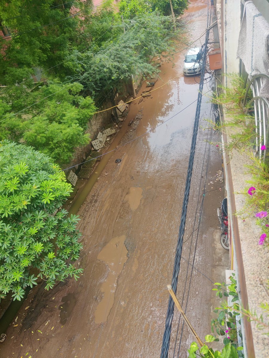reels_wala_bong's tweet photo. A block Indira enclave neb Sarai delhi 110068 has been flooding with rain and sewege water for the last 15 days #brokenroad #opendrain #sewegeoverflow #openmanhole 
@AamAadmiParty @AAPDelhi @ANI @CPCB_OFFICIAL @DelhiComplaint @DelhiJalBoard @DelhiJalBoard @dheeren2009 @MCD_Delhi https://t.co/7iuYlk1eSA