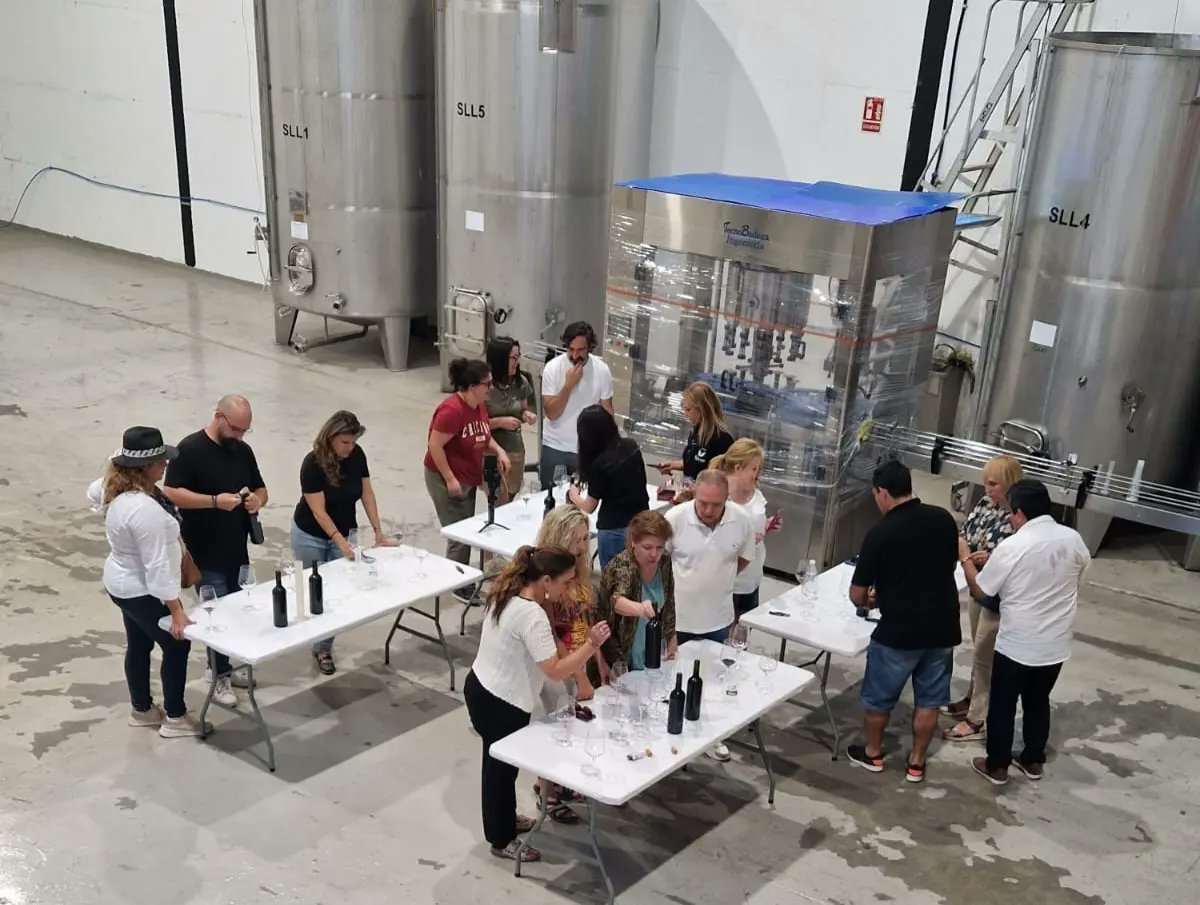 labrujaviri's tweet photo. Magnífica visita a #BodegasMILVUS en @DORibera donde hemos sido testigos de la integración del paisaje que refleja cada uno de sus vinos. https://t.co/Eh9QSkPB1e