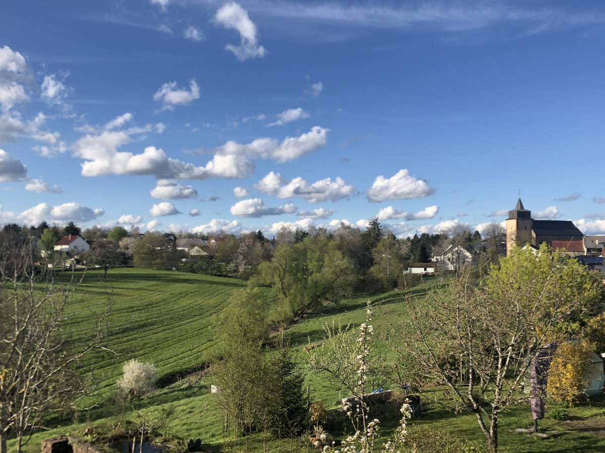 wittlichland's tweet photo. ©️Foto: Cornelia Klas
Guten Start in den Freitag wünschen wir Euch aus Laufeld! ☀️
#meinwittlichland #laufeld #nature #landschaft #dorfmitte #landscapephotography #visitrlp #exploreeifel #explorerlp #rlperleben https://t.co/mEPIt1iKWD