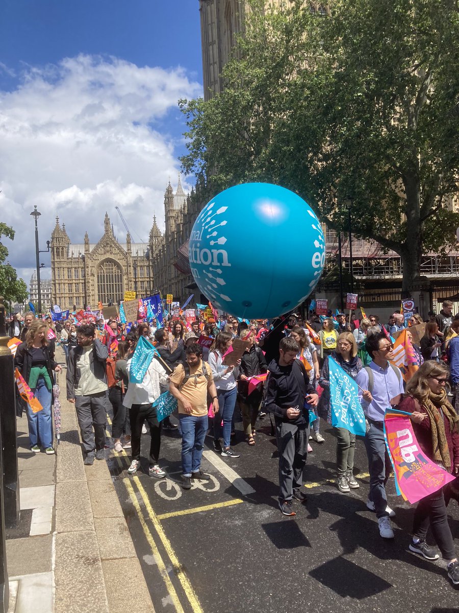 PeoplesSELondon's tweet image. Solidarity with striking teachers!
#DoYourJobGill #SaveOurSchools #StrikeMap #ToriesOut
