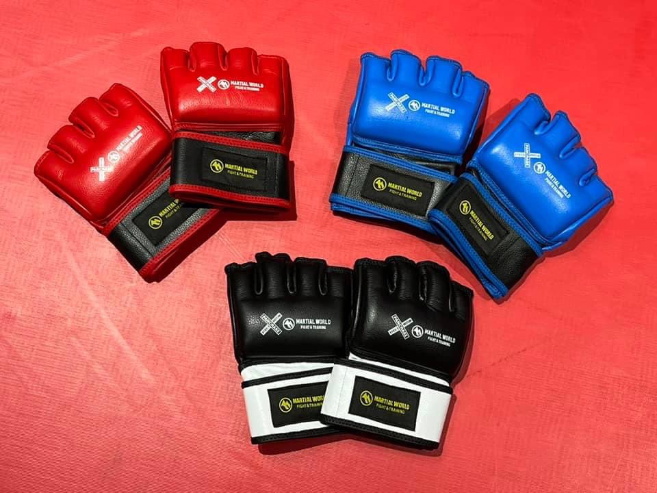 aliveacademy's tweet image. マーシャルワールド製の「New セーフティーグローブ」

握り易く、ナックル部分も厚く、鉄槌部分も作りが良く、アマチュアパンクラスでも公式採用となります

プロ仕様の新型オープンフィンガーグローブも間も無くリリース！

スタッフの皆さん、撮影お疲れ様でした♪

#パンクラス
#martialworld
