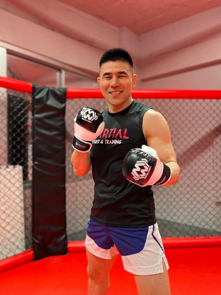 aliveacademy's tweet image. マーシャルワールド製の「New セーフティーグローブ」

握り易く、ナックル部分も厚く、鉄槌部分も作りが良く、アマチュアパンクラスでも公式採用となります

プロ仕様の新型オープンフィンガーグローブも間も無くリリース！

スタッフの皆さん、撮影お疲れ様でした♪

#パンクラス
#martialworld